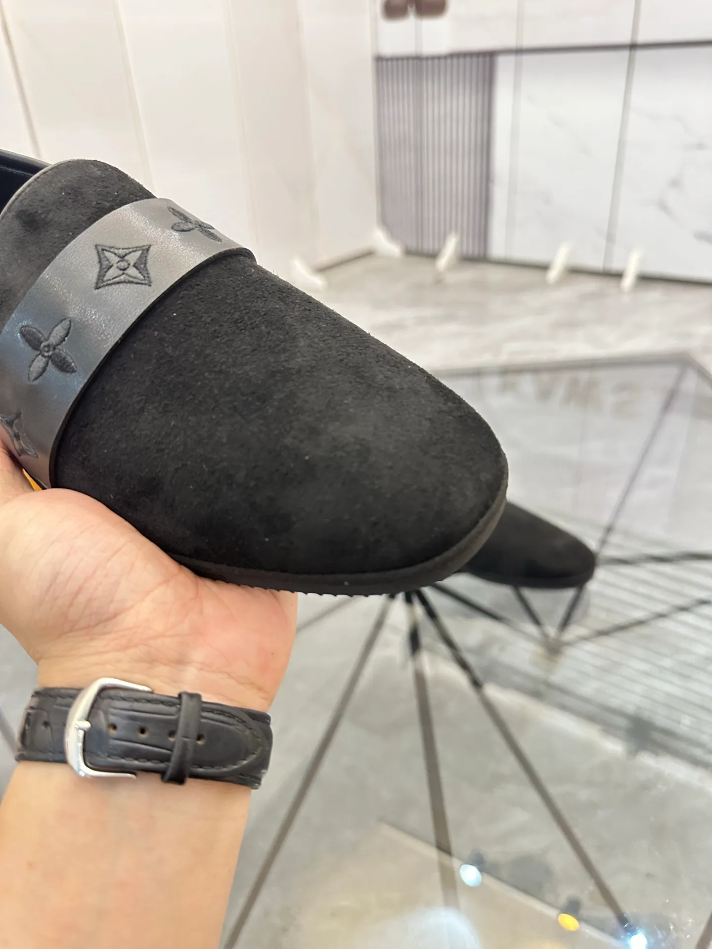 Selling men's shoes 💰: 💰P460¥ Product trademark: LV* "Louis Vuitton*" slip-on shoes, lazy shoes, regular size: 38-44. (can be customized to 45.) Product materials: imported first-layer nubuck leather upper, water-dyed cowhide lining, original outsole. No.: D301